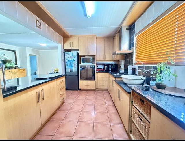 4 BEDROOM HOUSE FOR SALE IN BERGZICHT
